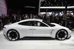 Porsche Mission E sẽ có ba tùy chọn về công suất vận hành: 402 mã lực, 536 mã lực và 670 mã lực