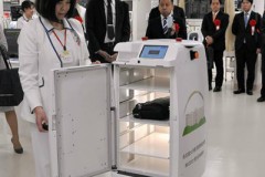 Robot tự động phân phát thuốc và các mẫu thử thay cho y tá và nhân viên