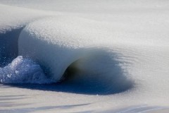 Sóng biển đóng băng ngoài khơi Mỹ