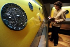 Tấm gương đồng vẫn bóng loáng sau 1.900 năm dưới lòng đất