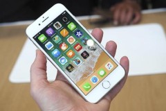 Thanh niên thoát chết khi cắn thử viên pin trên iPhone 8 xem có phải "zin" không