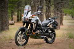 Honda Africa Twin gần 100 mã lực kéo xe buýt lên dốc dễ dàng