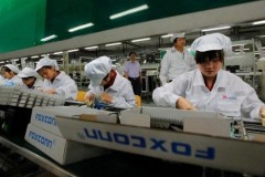 Một công nhân lắp ráp iPhone trong nhà máy của Foxconn tự tử