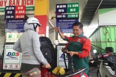 Bức xúc vì xăng A95 tăng giá 'thần tốc'