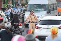 Cảnh sát giao thông TP Hồ Chí Minh gồng mình với kẹt xe
