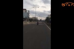 Hãi hùng người đi xe máy 'làm xiếc' trên đường với thanh sắt siêu dài