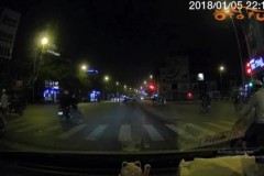 Liều lĩnh vượt đèn đỏ, nam thanh niên gây tai nạn nghiêm trọng