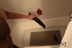 Mải mê chiến game cả ngày, anh chàng này bị bạn gái vứt thẳng PS4 vào bồn tắm