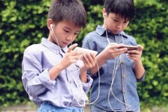 Thanh thiếu niên nghiện smartphone sẽ không hạnh phúc