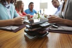 Gần 50 % người dùng đang cố gắng giới hạn việc sử dụng smartphone