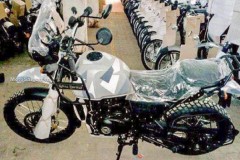 Himalayan Camo màu rằn ri quân đội bất ngờ lộ diện tại nhà máy sản xuất xe Royal Enfield tại Ấn Độ