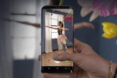 Biểu ngữ quảng cáo của Galaxy S9 và S9 Plus là "Film Your Story As You Intended"