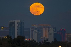 'Trăng Sói' rực sáng trên bầu trời thế giới ngày đầu năm