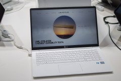 Trên tay LG Gram 2018: Nhẹ, bền, mạnh hơn, có cảm biến vân tay