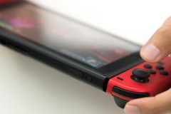 Trên tay máy chơi game Nintendo Switch phiên bản Mario Odyssey