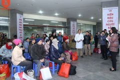 Bệnh nhân về quê ăn Tết trên những chuyến xe nghĩa tình
