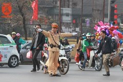 Cảnh sát giao thông Hà Nội ứng trực phân làn những ngày cuối năm