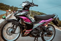 Exciter 135 độ xinh xắn khoe dáng bên bờ hồ đầu xuân