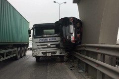 Fortuner bị xe bồn đâm, kẹp cứng trên dải phân cách