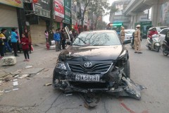 Hà Nội: Camry đâm hàng loạt phương tiện, 5 người bị thương