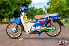 Honda Cub Fi độ tuyệt đẹp khoe dáng trên con đường vắng