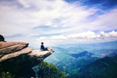 Loạt mỏm đá 'sống ảo siêu chất' của giới trẻ thích xê dịch