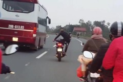 Nam thanh niên buông 2 tay lạng lách trên quốc lộ 1A gây bất bình dư luận