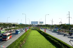 Người dân lỉnh kỉnh trở về TP Hồ Chí Minh dưới cái nắng 35 độ C