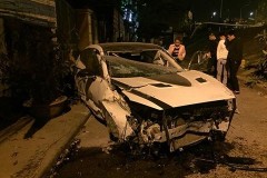 Ôm cua tốc độ cao, xe 4 chỗ bay khỏi đường hư hỏng nặng