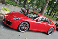 Porsche 911 Carrera S đỏ rực xuống phố Sài Gòn ngày xuân
