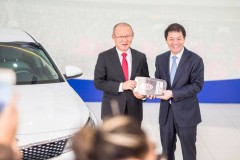 THACO trao tặng cho ông Park Hang-seo một chiếc Kia Optima