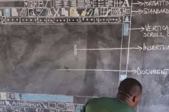 Thầy giáo vẽ luôn giao diện của MS Word lên bảng đen để dạy học