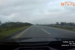 Thót tim trước tình huống vượt xe khách trên đường cao tốc