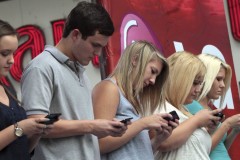 Thử xem mình có bị nghiện điện thoại cấp độ 5 hay không qua bài kiểm tra nhanh của Motorola