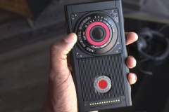 Chiếc điện thoại đến từ tương lai RED Hydrogen One có giá 1.200 USD