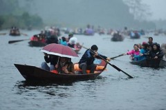 Du khách bắt buộc phải mặc áo phao khi đi đò dự Lễ hội chùa Hương