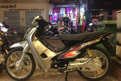 Wave 110 độ nhẹ khoe dáng khi tối lên đèn