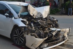 Xe con lao vào xe tải dừng bên đường, lái xe tử vong