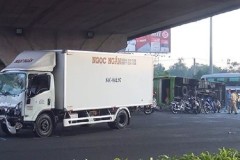 Xe khách lật ngang sau va chạm, nhiều người kêu cứu