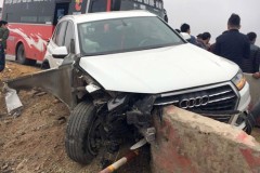 Xế sang Audi mất lái tông vào lan can ven đường