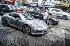 Porsche 911 Turbo S màu xám bị "tóm gọn" trên đường phố Sài Gòn