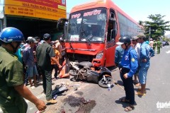Bình Thuận: Xe giường nằm 'lùa' hàng loạt xe máy, xe hơi vào gầm