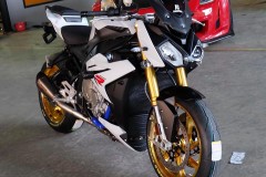BMW S1000R Nakedbike cá tính bên dàn chân khiêu gợi