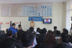 Công an 'mở lớp' giáo dục luật giao thông cho thanh thiếu niên vi phạm