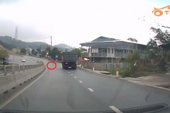 'Đứng tim' vì em bé bò trên đường quốc lộ