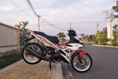 Exciter 150 độ xinh xắn khoe dáng bên vệ đường