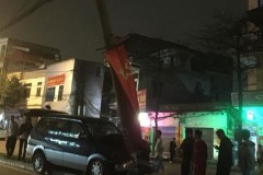Hà Nội: Leo dải phân cách, xe ô tô hạ gục cột điện