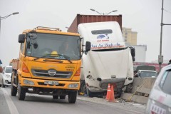 Hà Nội: Xe container đâm dải phân cách, vành đai 3 ùn tắc nhiều giờ