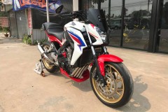 Honda CB650F phong trần lộ khối động cơ qua bộ yếm được tối giản