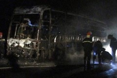 Ô tô khách cháy rụi trên quốc lộ 27C, hành khách may mắn thoát nạn